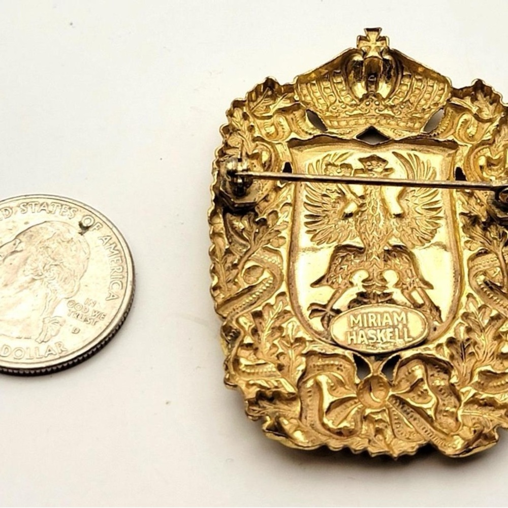 Miriam Haskell Gold coat of arms vintage 1960s brooch jewelry pin shield 50s - Picture 4 of 15